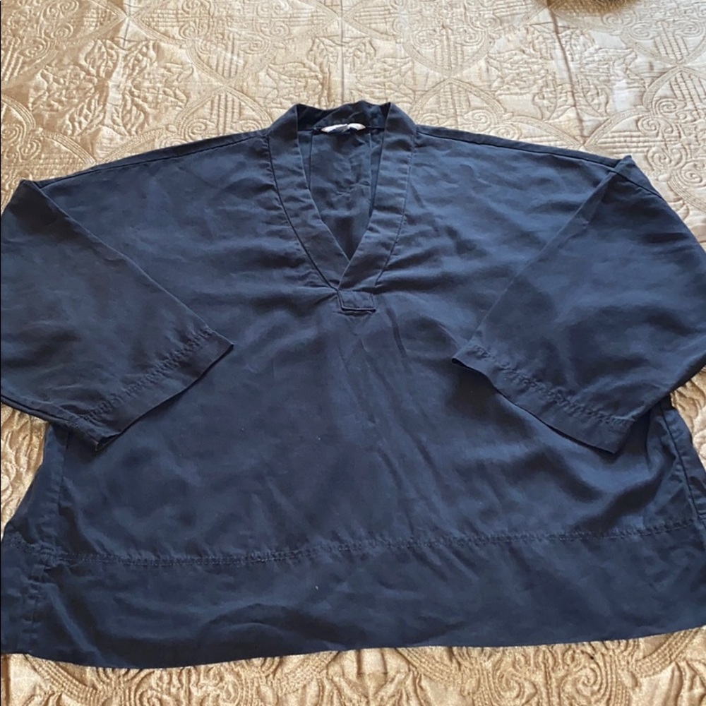Good condition size medium dark gray top - Picture 2 of 4